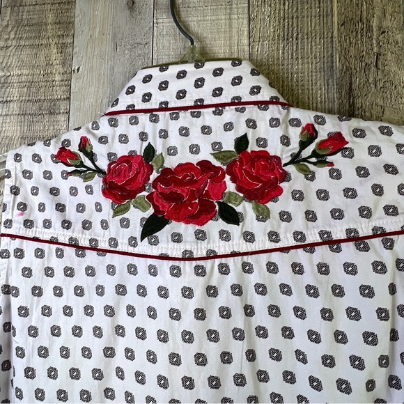 Rock & Roll Cowgirl size Large Collared Sleeveless Snap Front Embroidered Top - Picture 7 of 10